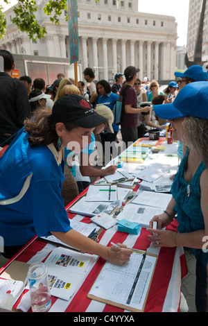 Recueillir des signatures des militants lors d'un rassemblement contre le projet de fracturation hydraulique dans l'État de New York Banque D'Images