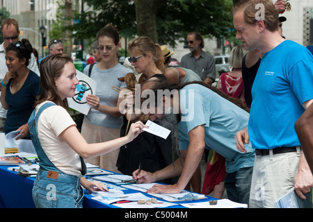 Recueillir des signatures des militants lors d'un rassemblement contre le projet de fracturation hydraulique dans l'État de New York Banque D'Images