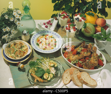 Menu d'été Tableau : Courgette - rocket - champignons salade / 'gratiné' / piment doux - spaghetti / gigue de poulet / yaourts Banque D'Images