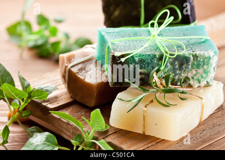 Morceaux de savon naturel avec des herbes. Banque D'Images