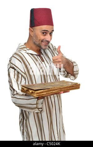 L'homme arabe avec de très vieux livre isolé dans White Banque D'Images