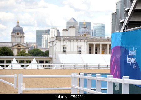 L'Arène principale, avec la bannière prépare Londres, le Royal Naval College et la ville de Londres. Equestrian test event london Banque D'Images