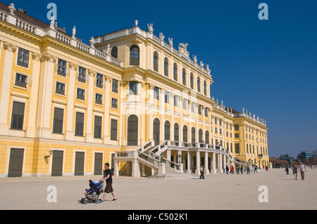 Poussant l'homme à l'extérieur de la pram Schloss Schönbrunn Vienne Autriche Europe centrale Banque D'Images