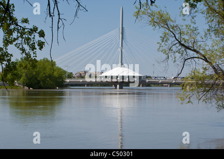 Le pont Esplanade Riel est photographié à Winnipeg Banque D'Images