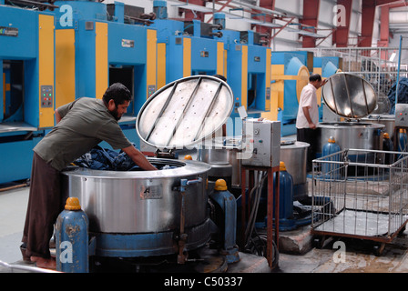 Le BANGLADESH , Dhaka, industrie du vêtement, Beximco fabrique de textiles produisent des jeans pour l'exportation pour l'ouest, ministère de l'escompteur pour laver et le broyage de pierres Banque D'Images