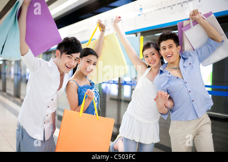 Shopping d'amis à la station de métro Banque D'Images