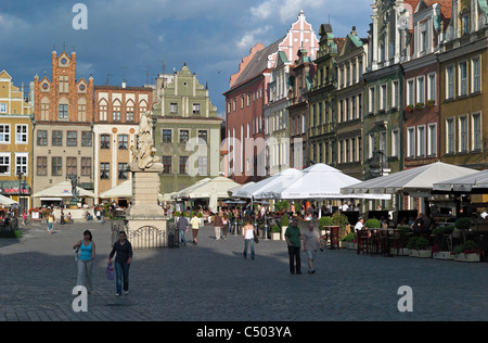 Terrasses de cafés et les touristes à la place du Vieux Marché à Poznan, Pologne Banque D'Images