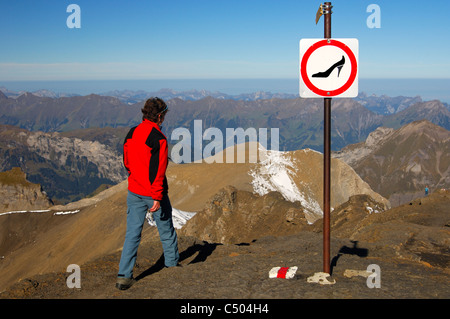 Interdiction de signer l'interdiction de la montagne randonnée sur la piste avec des chaussures inadaptées, Mt. Schilthorn, Oberland Bernois, Suisse Banque D'Images