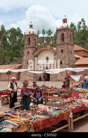 Le marché public et l'église dans la place à Racchi, Pérou, Amérique du Sud. Banque D'Images