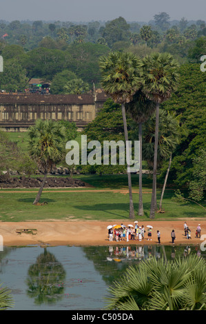 Les touristes reflète dans la piscine en face d'Angkor Wat, Angkor, Siem Reap, Cambodge Banque D'Images