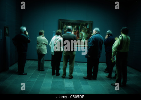 La Belgique. Le Musée Groeninge où les visiteurs apprécient la Vierge et l'enfant avec Canon Joris van der Paele par Jan van Eyck. Act Banque D'Images