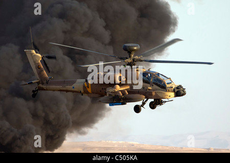 De l'air israélienne Apache AH-64D Longbow en vol Banque D'Images