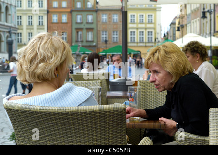 Deux femmes dans un café de la rue de la vieille place du marché, Poznan, Pologne Banque D'Images