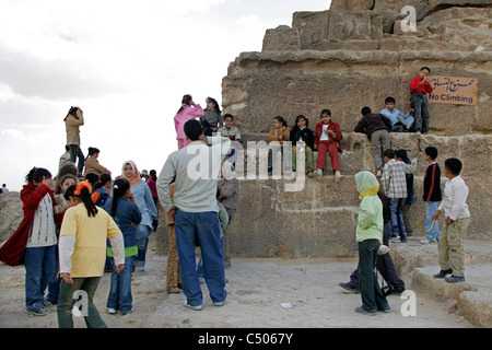 Une partie des enfants de l'école égyptienne ignorer les signes sur la grande pyramide de Gizeh, Le Caire, Egypte Banque D'Images