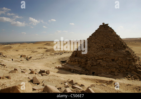 L'une des trois petites pyramides construites pour Menkaourê's trois reines sur le plateau de Gizeh, Le Caire, Egypte Banque D'Images