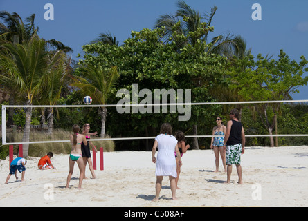 Le beach-volley est un passe-temps populaire à Castaway Cay, Disney Cruise Line, île privée dans les Bahamas. Banque D'Images