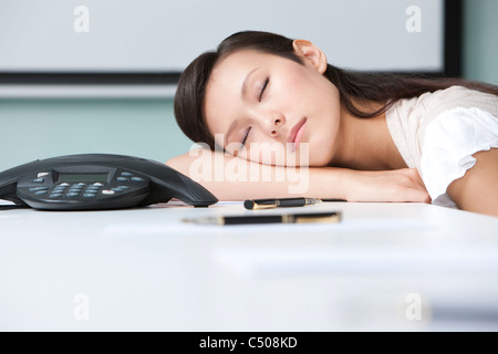 Young Businesswoman sieste dans la salle de réunion Banque D'Images