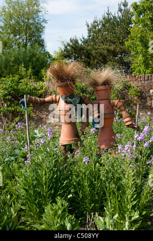 Pot de fleurs épouvantails dans le jardin de fruits et légumes en avril à RHS Rosemoor, Devon, Angleterre, Royaume-Uni Banque D'Images