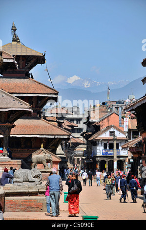 Vue de la chaîne de l'Himalaya de Patan Durbar Square, Katmandou, Népal Banque D'Images