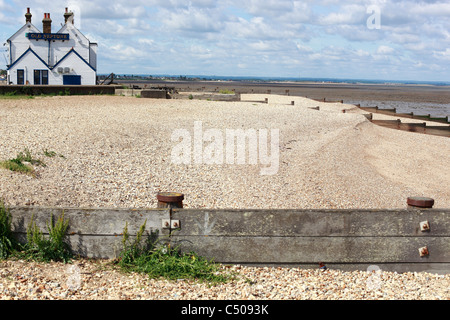 Neptune ancien pub sur la plage de galets de mer de Whitstable Banque D'Images