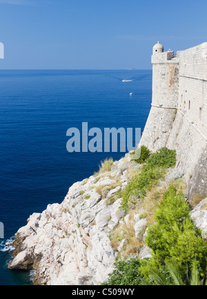 Murs blanc ville forte avec tour d'observation construite sur la côte rocheuse de Dubrovnik, Croatie Banque D'Images