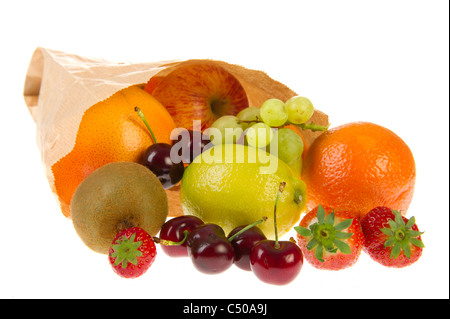 Sac de papier avec divers fruits frais isolé sur fond blanc Banque D'Images