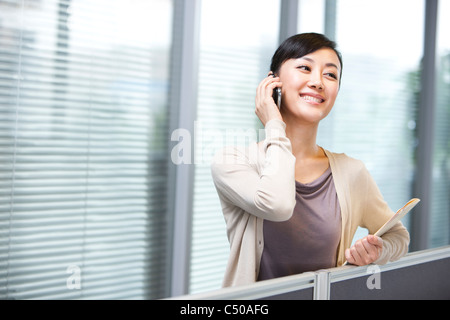 Confident Young Businesswoman Talking on Cell Phone Banque D'Images