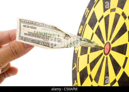 Avion de papier en dollars sur un jeu de fléchettes, concept de la réussite Banque D'Images