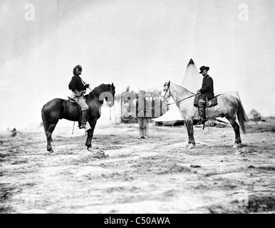 Le général Custer, George Armstrong Custer et le général Alfred Pleasonton à cheval] Banque D'Images