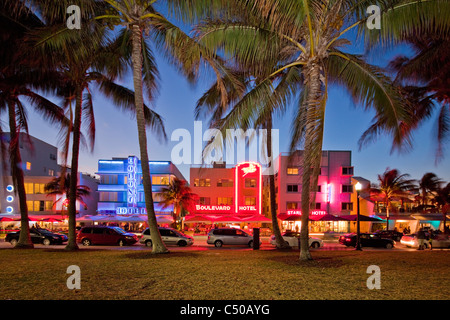 Éclairé au néon Art Déco bâtiments historiques, Ocean Drive, Miami South Beach, Florida Banque D'Images