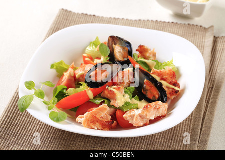 Une salade de fruits de mer avec saumon frit et les moules Banque D'Images