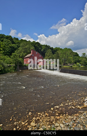 Moulin à eau rouge pâle sur le barrage de la rivière Raritan Banque D'Images