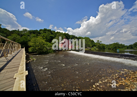 Moulin à eau rouge pâle sur le barrage de la rivière Raritan Banque D'Images