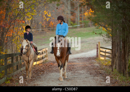 Caucasian girl et formateur de l'équitation Banque D'Images