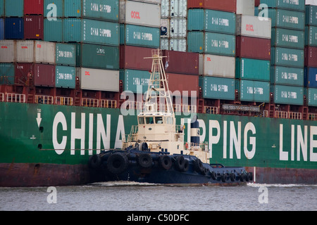 Oingdao CSCL-conteneur étant assisté par des remorqueurs jusqu'à la rivière Yarra Melbourne Australie Docks Swanson Banque D'Images