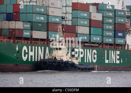 Oingdao CSCL-conteneur étant assisté par des remorqueurs jusqu'à la rivière Yarra Melbourne Australie Docks Swanson Banque D'Images