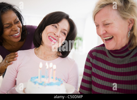 Les femmes surprenant ami avec gâteau d'anniversaire Banque D'Images