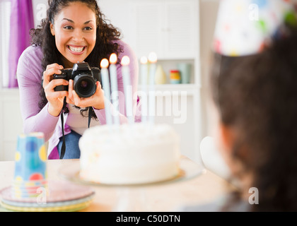 La prise de photo de la mère d'anniversaire fille Banque D'Images