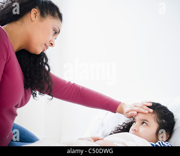 Contrôle de la fièvre de la fille mère Banque D'Images