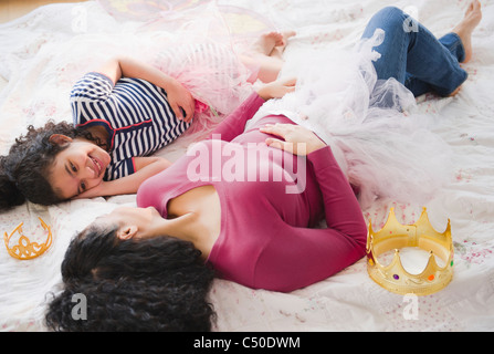 Mère et fille en costumes portant sur marbre Banque D'Images
