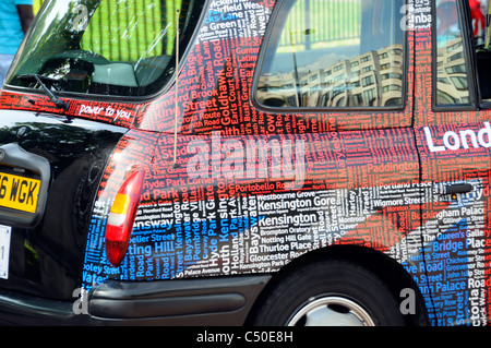 Gros plan sur le nuage de mots de balise de texte comme arrière-plan pour inhabituel Vodafone London appelant Union Jack drapeau publicitaire graphique temporaire sur Noir CAB Angleterre Royaume-Uni Banque D'Images