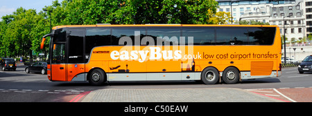 EasyBus coach sur le transfert aéroport de Luton route Banque D'Images