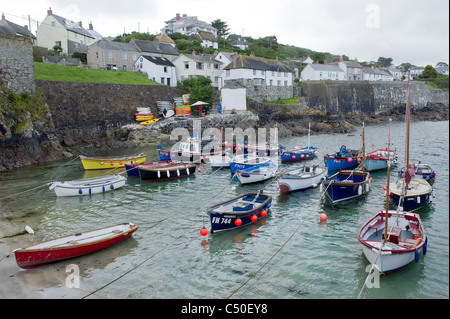 Les bateaux de pêche amarrés dans Coverack Cove Harbour Banque D'Images