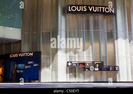 La boutique Louis Vuitton à Singapour Le centre commercial d'ionisation Banque D'Images