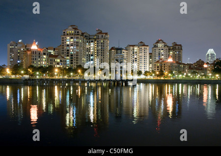 Quartier résidentiel avec des appartements de luxe dans la nuit, à Singapour, en Asie du Sud-Est, l'Asie Banque D'Images