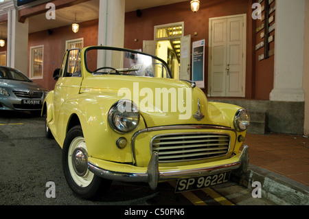 Voiture classique jaune en face d'un bar de nuit, vintage car, à Singapour, en Asie du Sud-Est, l'Asie Banque D'Images