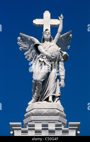La Havane. Cuba. Monumento a los Bomberos, Monument aux pompiers (détail), Cemeterio Cristobal Colon / Cimetière Christophe Colomb, dans le Vedado. Banque D'Images