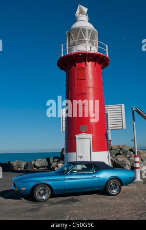 1978 Ford Mustang stationné à côté du phare à l'entrée de Fremantle Western Australia Banque D'Images