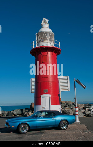 1978 Ford Mustang stationné à côté du phare à l'entrée de Fremantle Western Australia Banque D'Images