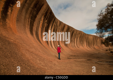 Photographiant Wave Rock une formation géologique naturelle près de Hyden Westen en Australie Banque D'Images